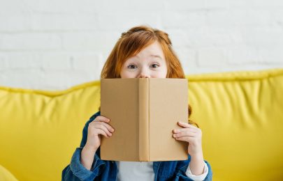 Folha atrás de folha um novo amigo: os benefícios da leitura na infância