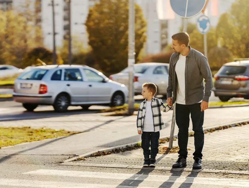 Pai e filho a atravessar a passadeira