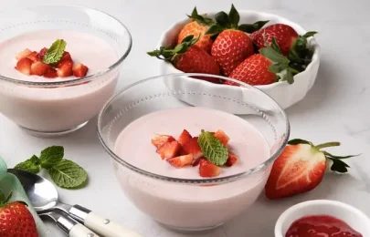 Receita de Semi frio de Iogurte e Morango