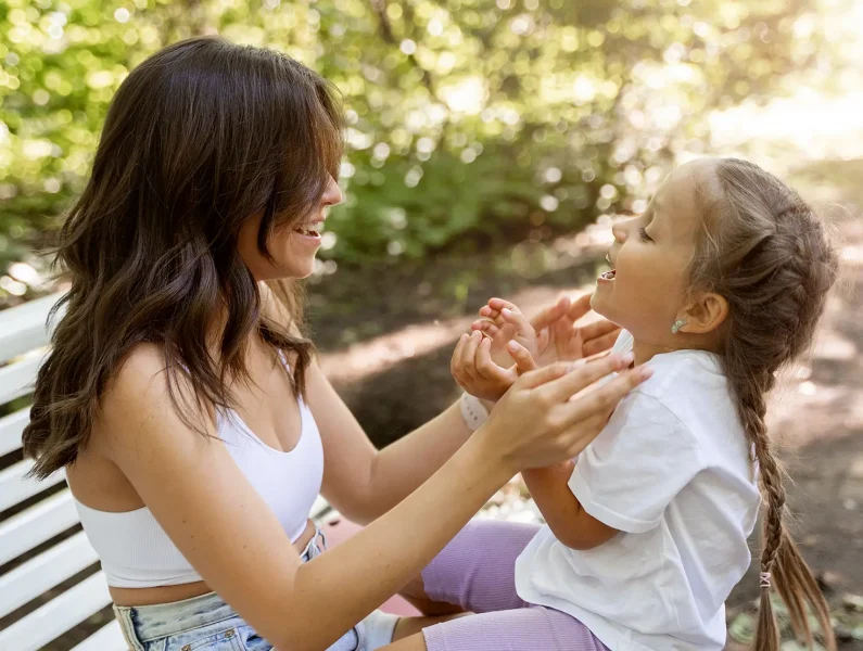 mãe e filha divertirem-se
