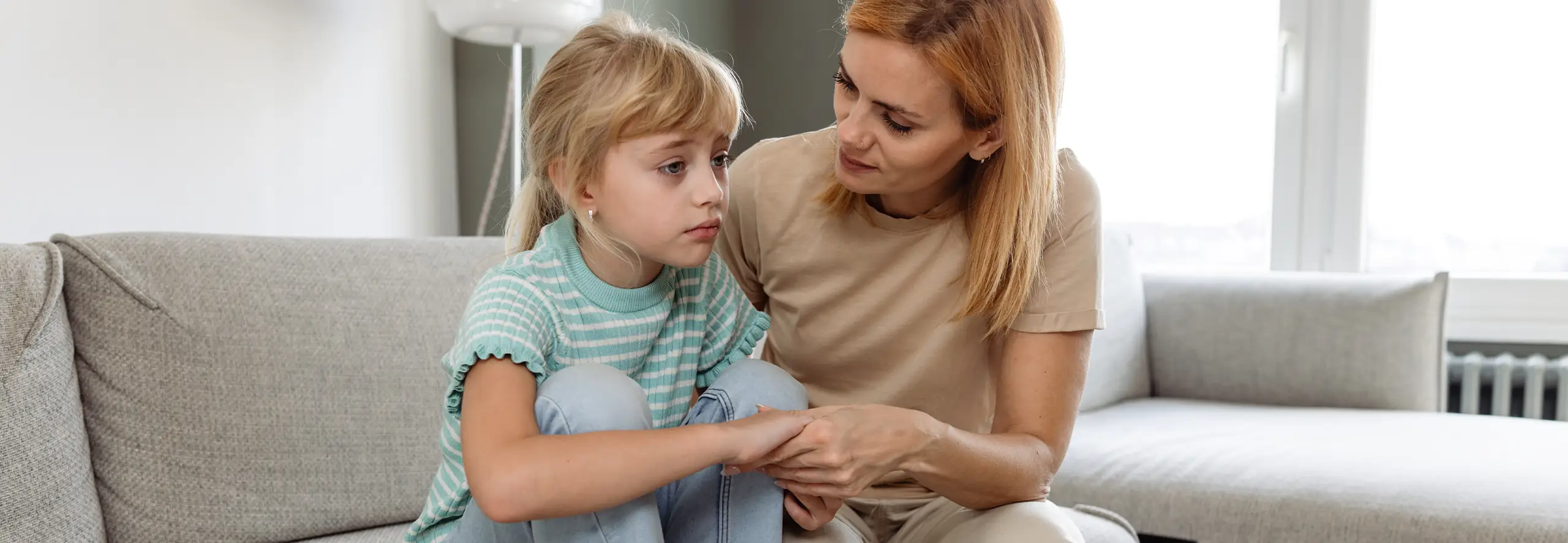 mãe e filha a conversar e a lidar com emoções