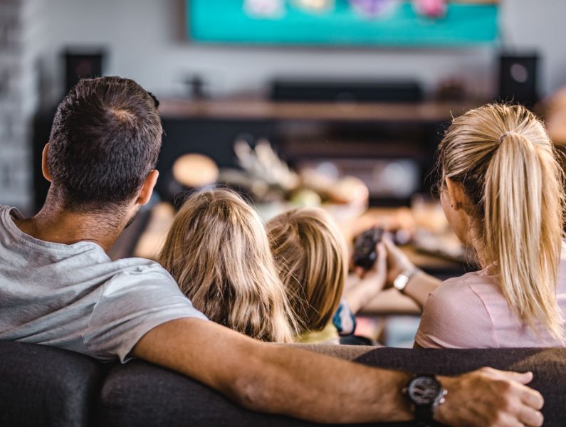 crianças a ver um filme em família
