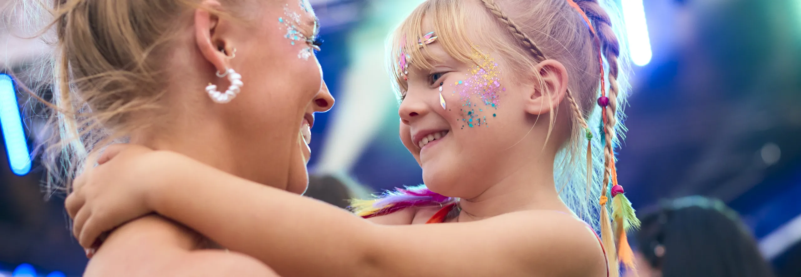 mãe e filha abraçadas em concerto