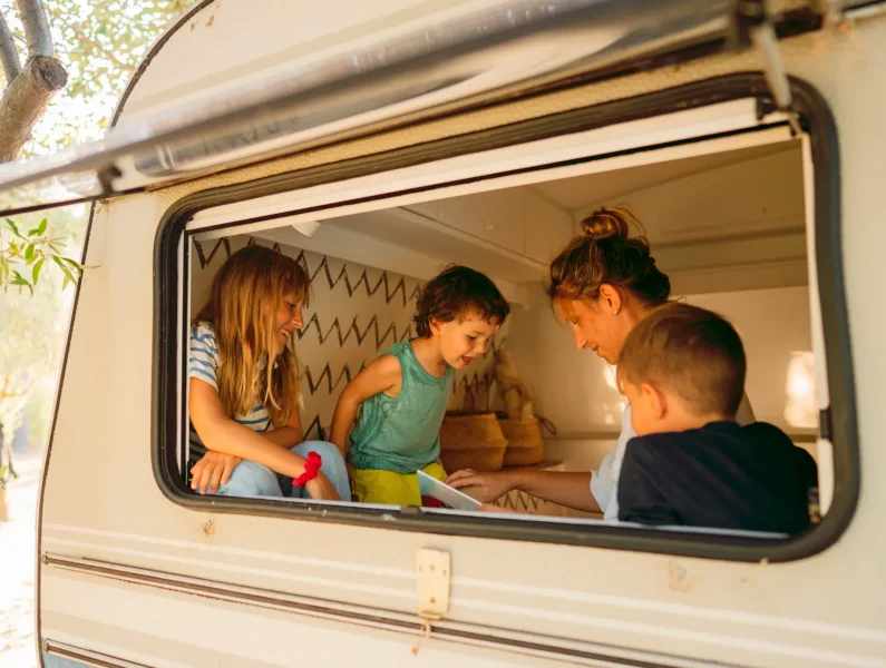 família numa autocaravana a acampar com crianças