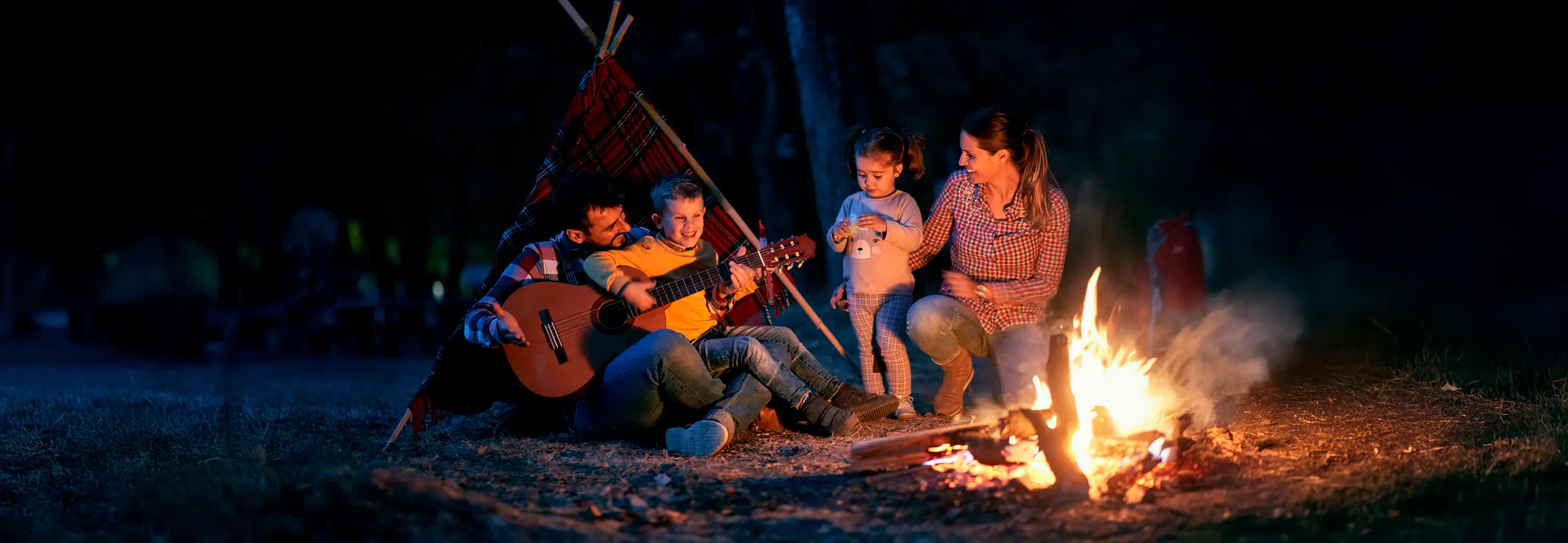 pais a acampar com crianças