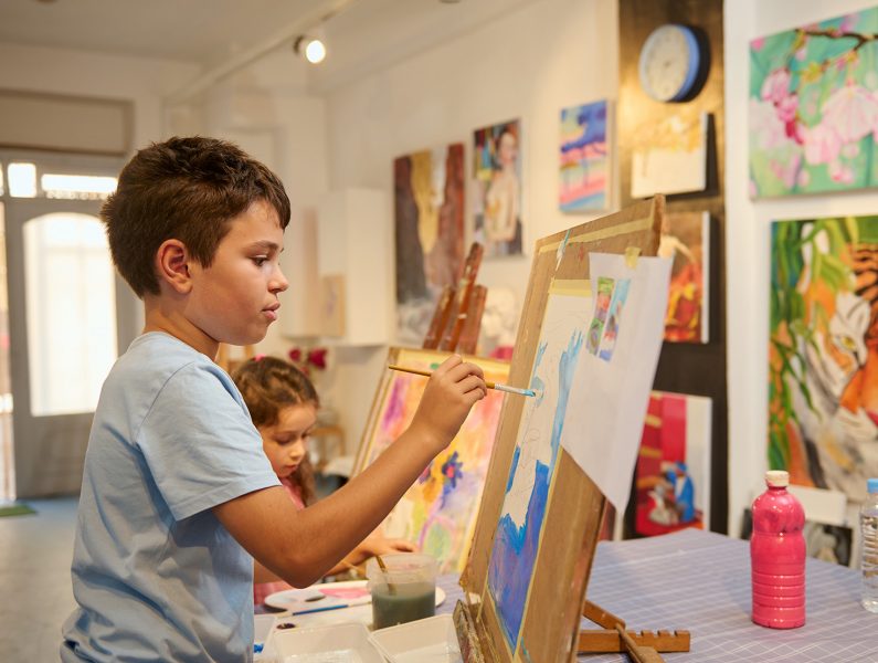 Crianças a pintar num museu.