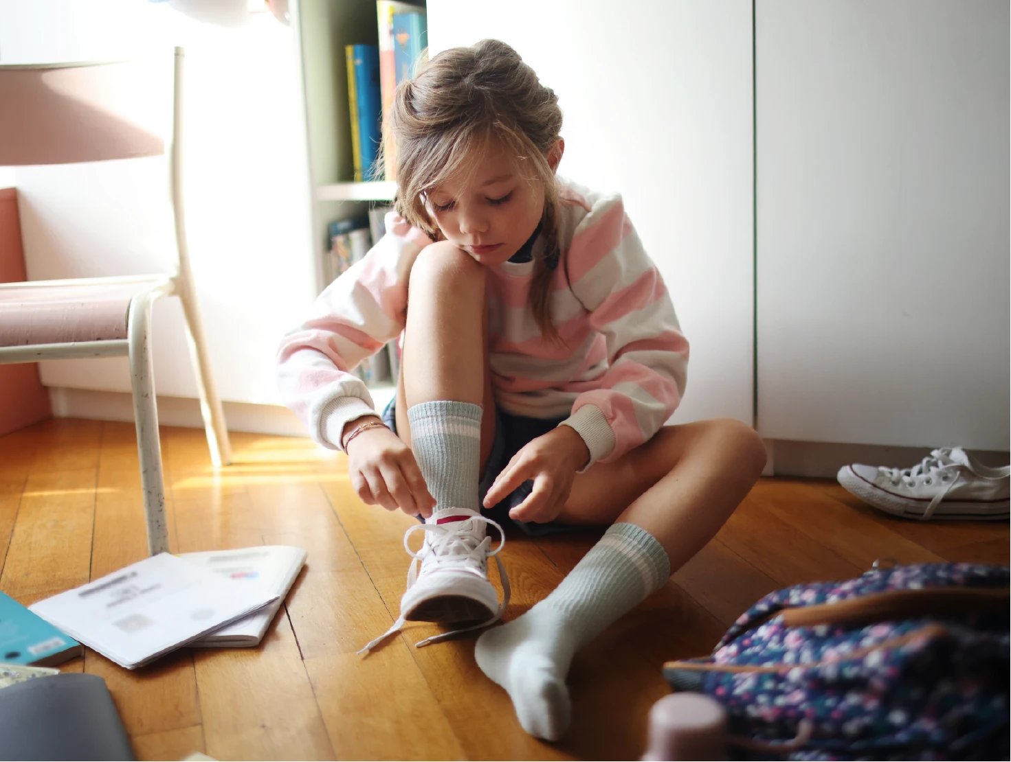 Menina a preparar-se para o regresso às aulas.
