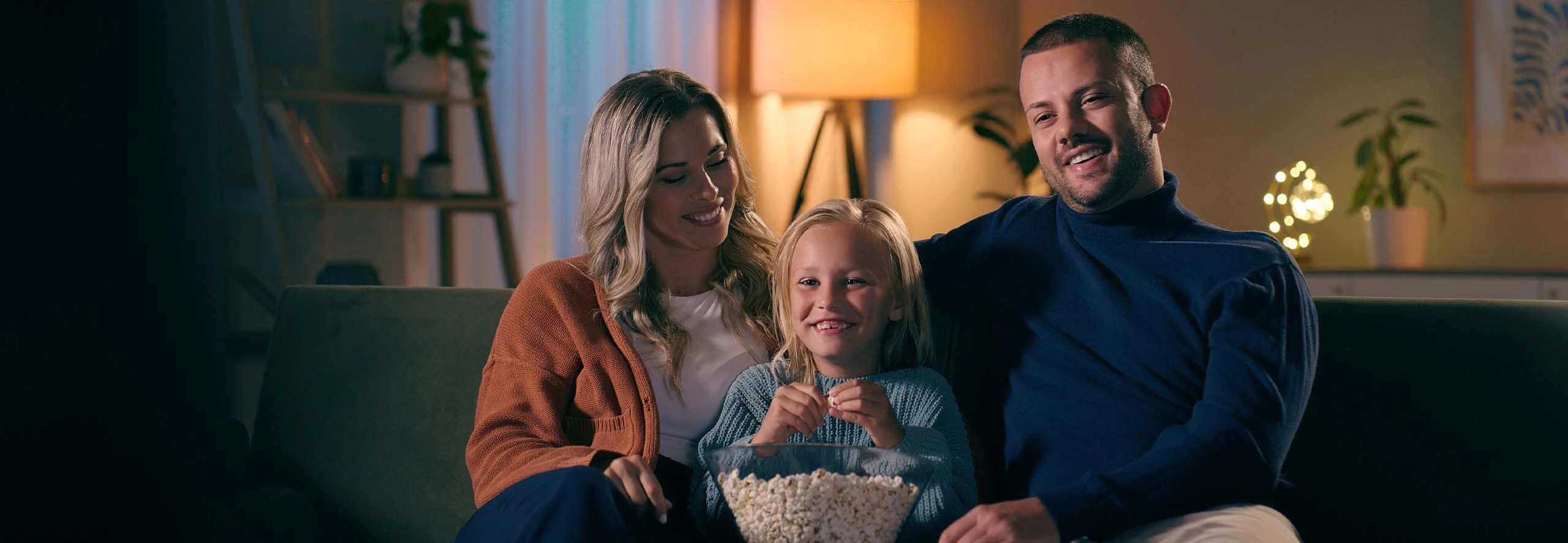 família numa noite de filme com criança.