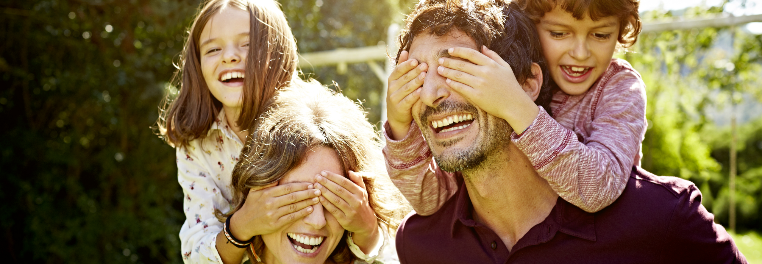 Pais e crianças divertidos