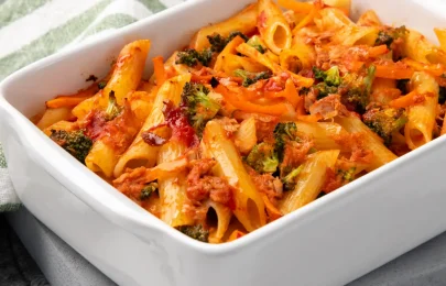 Massa no forno com atum e legumes: receita fácil e nutritiva 