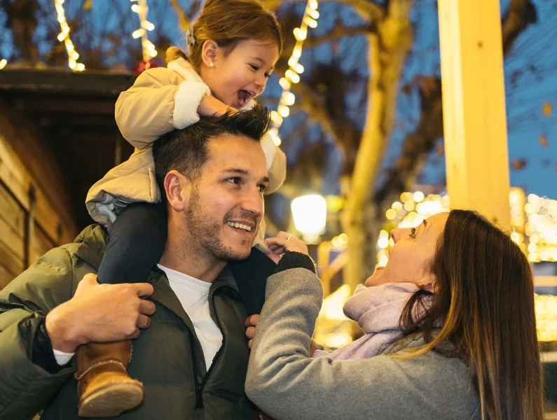Pais e filho num mercado de Natal.
