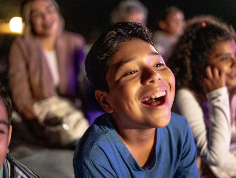 Crianças a assistir a espetáculo infantil no Porto