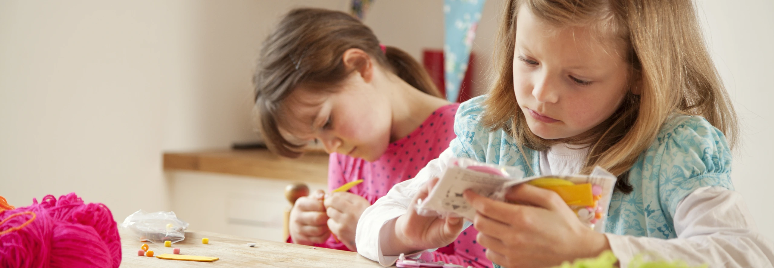 Crianças numa atividade de artes manuais durante uma oficina criativa.