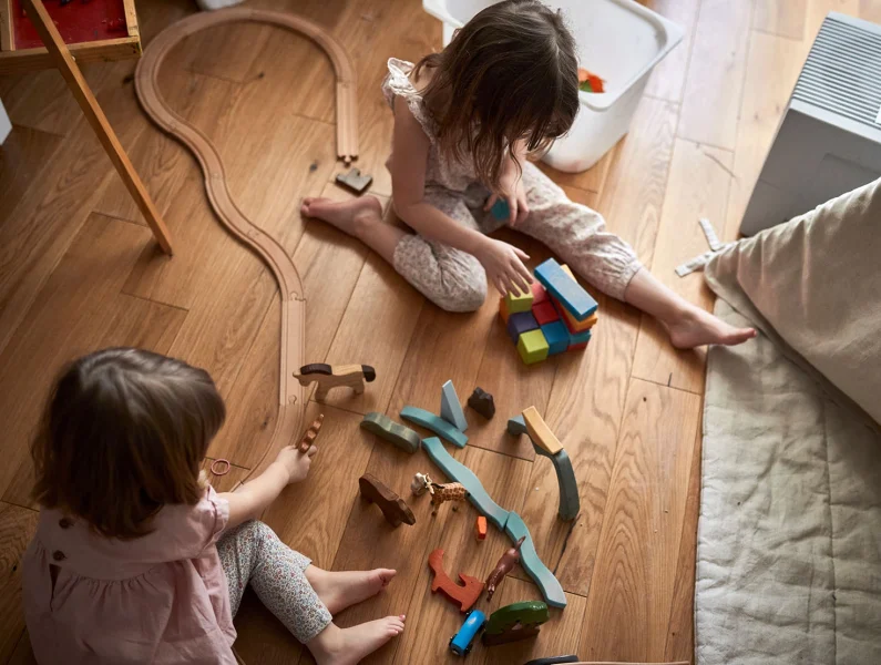 crianças a brincar com brinquedos sustentáveis de madeira 