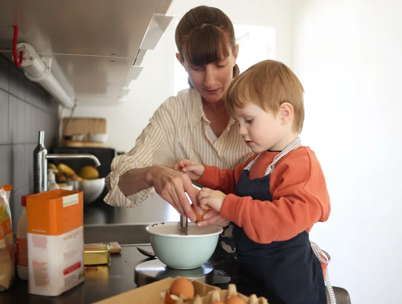 Atividade para fazer com criança em casa na cozinha.