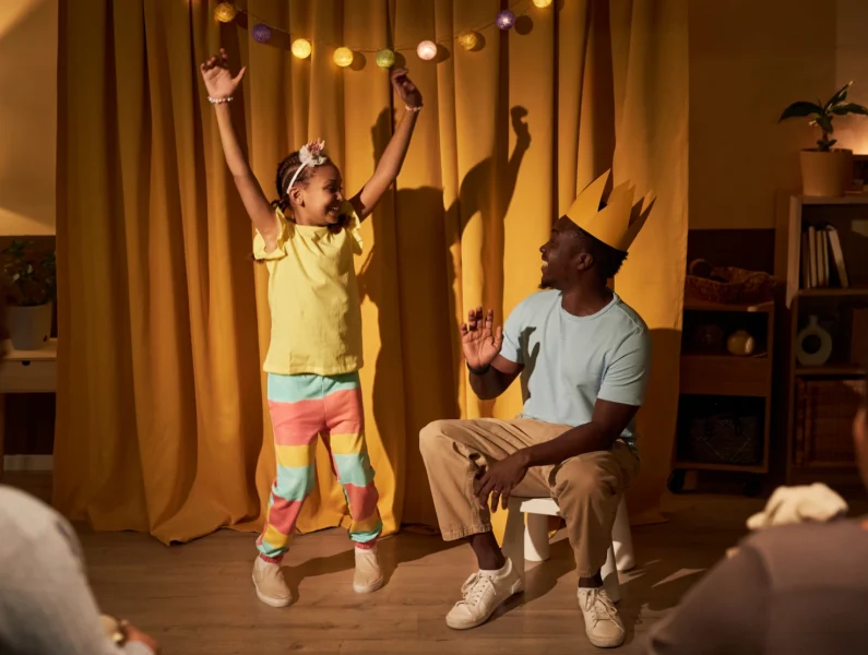 Pai e filha a celebrar o Dia do Pai com uam atividade criativa e divertida em família.
