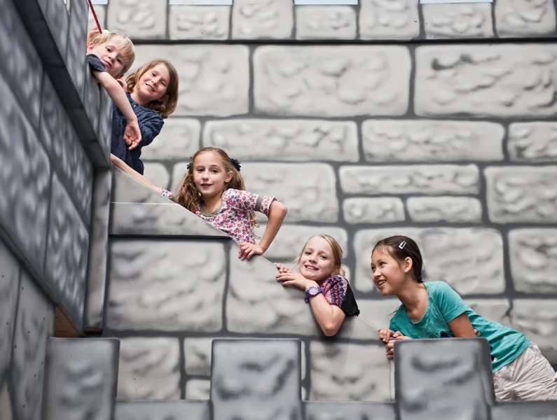 crianças em fila a subir escadas