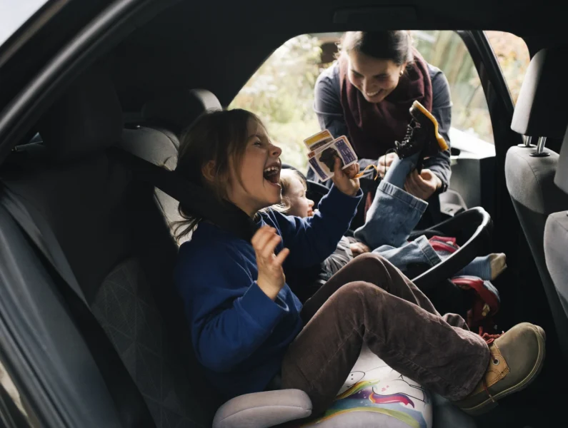 crianças a brincar no carro