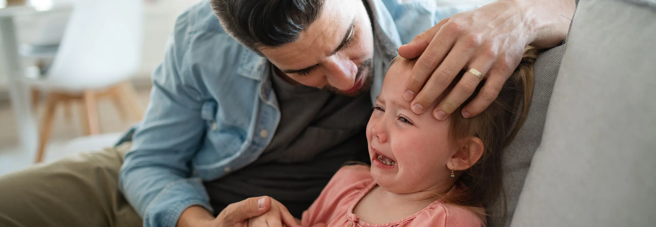 pai a consolar filha durante birra
