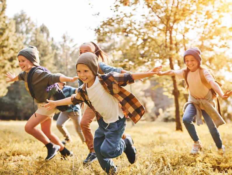 crianças a brincar no parque