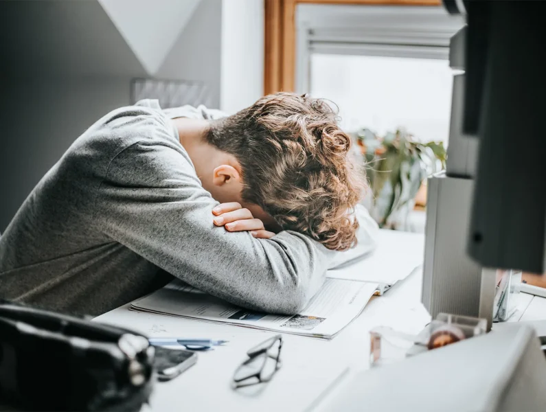Criança com sinais de stress e pressão escolar
