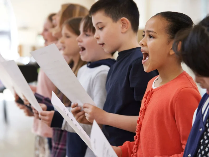 crianças a cantar