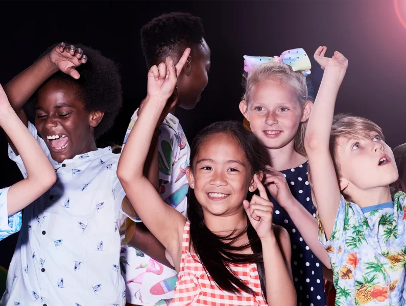 Crianças divertidas num espetáculo