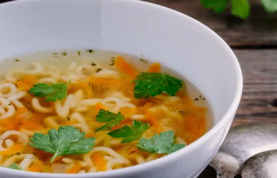 Sopa de letrinhas para crianças: receita simples e nutritiva para aprender e crescer à mesa.