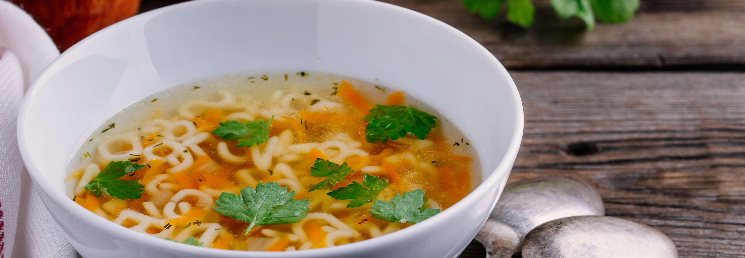 Sopa de letrinhas para crianças: receita simples e nutritiva para aprender e crescer à mesa.